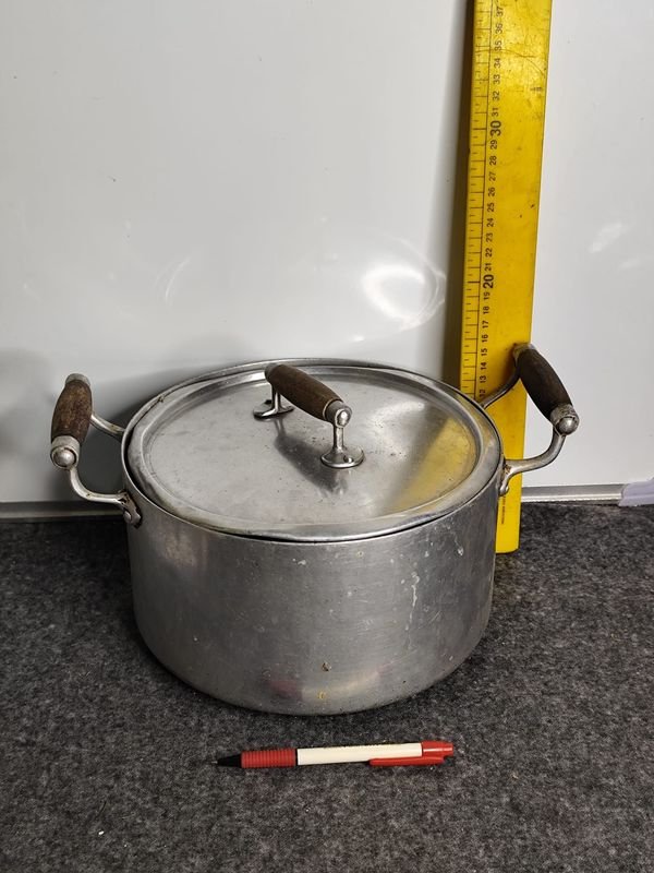 Olla de Aluminio Grueso con Tapa No Original