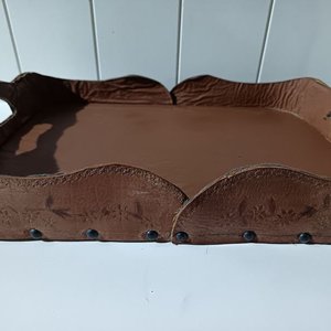 Bandeja Antigua Marrón con Bordes Decorados y Tachas - imagen 2