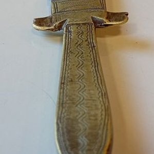 Daga Antigua con Cabo de Bronce Grabado y Hoja de Doble Filo - imagen 2