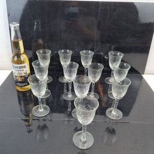 L 279 - 12 Piezas - Set de 12 copitas antiguas para licor en vidrio labrado de fina terminación, con diseño de corte en estrella en el cáliz y pie liso (altura aproximada 8 cm) - imagen 2
