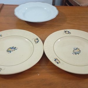 Lote siguiente: Dos Platos Llanos y un Plato Hondo de Porcelana con Detalles Dorados