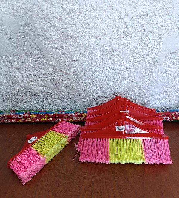 Escobas con Manijas de Plástico Rojo y Púas de Color
