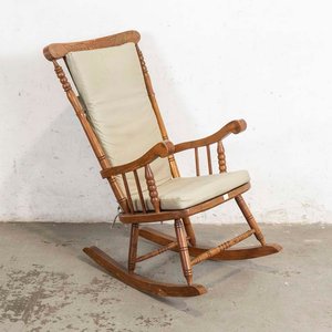 Lote siguiente: Mecedora Windsor de Madera con Almohadones