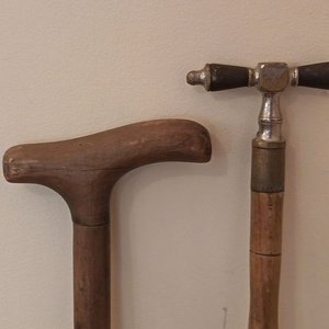 Revistero de Madera con Dos Bastones y Plato Decorativo - imagen 8