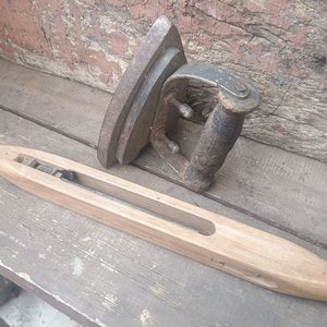 Plancha Antigua de Hierro y Lanzadera de Telar de Madera - imagen 1