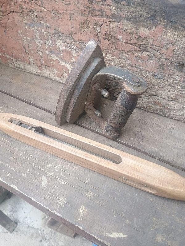 Plancha Antigua de Hierro y Lanzadera de Telar de Madera