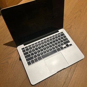 MacBook Pro 13" 2014 256GB con Detalles en Pantalla y Audio - imagen 4