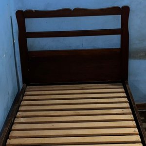Cama de 1 Plaza Estilo Clásico en Madera Oscura - imagen 2