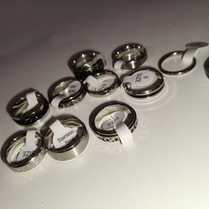 Lote de 12 Anillos Variados de Acero Inoxidable, Talla 8 - imagen 4