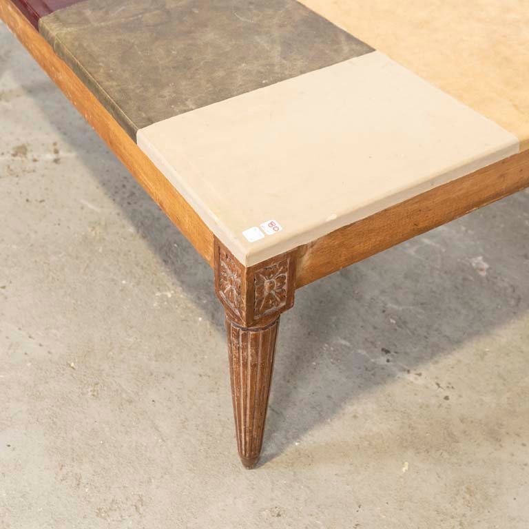 Mesa de living estilo Luis XVI con tapa tapizada en varios tonos - imagen 2