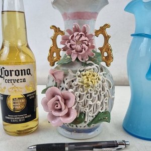 L 061 - 2 Piezas - Par de floreros decorativos, uno en fina porcelana china con relieve floral y calado, y otro en vidrio opalescente color celeste con detalles aplicados - imagen 3