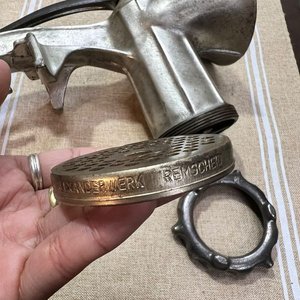 Picadora de Carne Antigua Manual Marca Eagle con Manivela de Madera - imagen 5