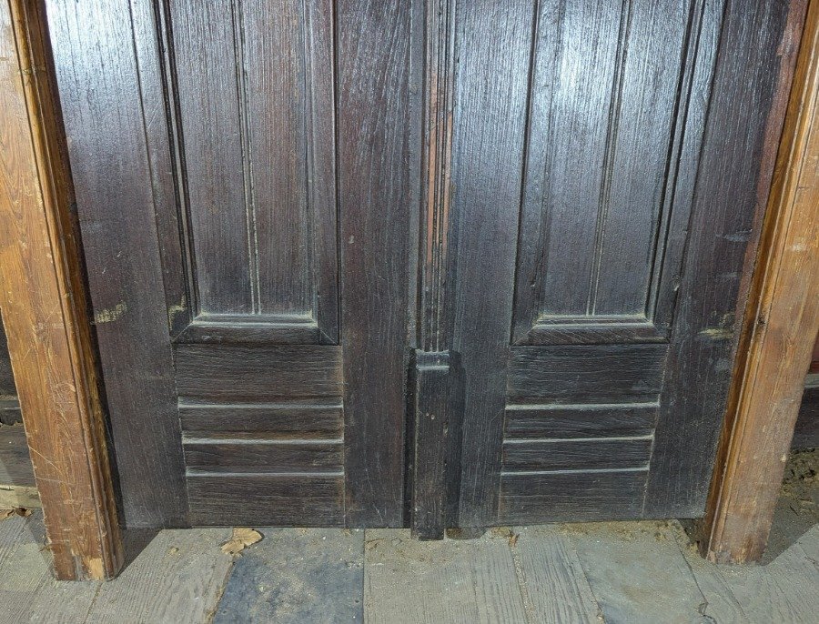 Puerta antigua de frente con panelado de cedro y llaves - imagen 6