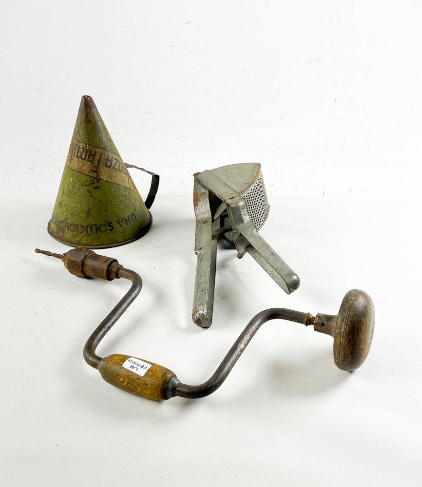 Lote de 3 piezas: Embudo de chapa, puretera y taladro manual antiguo