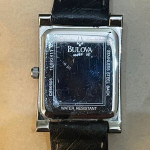 Reloj Bulova Clásico Rectangular de Dama con Calendario - Acero y Correa Negra - imagen 5