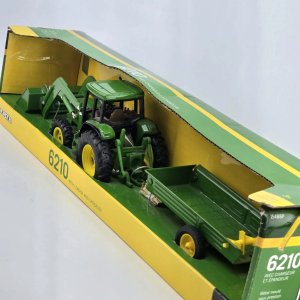 Tractor John Deere 6210 a Escala 1:32 con Carga y Volquete - imagen 1