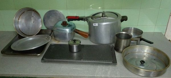 Lote de Utensilios de Cocina: Olla a Presión, Torteras, Tacho, Plancha y Más - imagen 1
