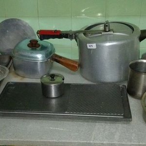 Lote anterior: Lote de Utensilios de Cocina: Olla a Presión, Torteras, Tacho, Plancha y Más