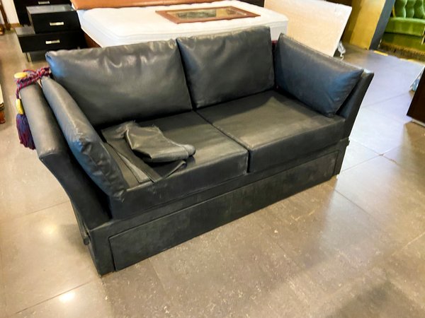Sofá de cuero negro de dos cuerpos