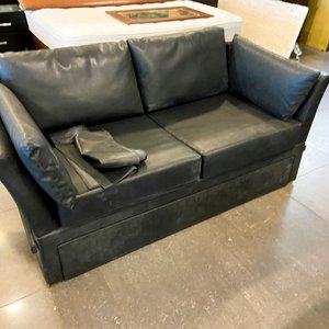 Lote siguiente: Sofá de cuero negro de dos cuerpos