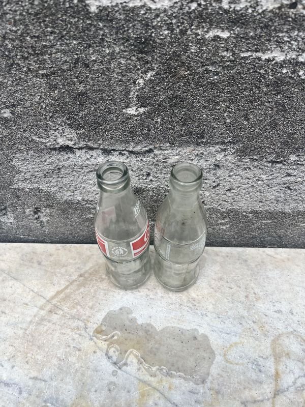Dos botellas de Coca-Cola vacías - imagen 5