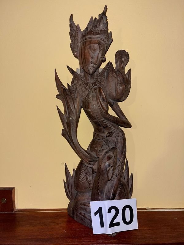 Lote siguiente: Estatua de madera con detalles intrincados
