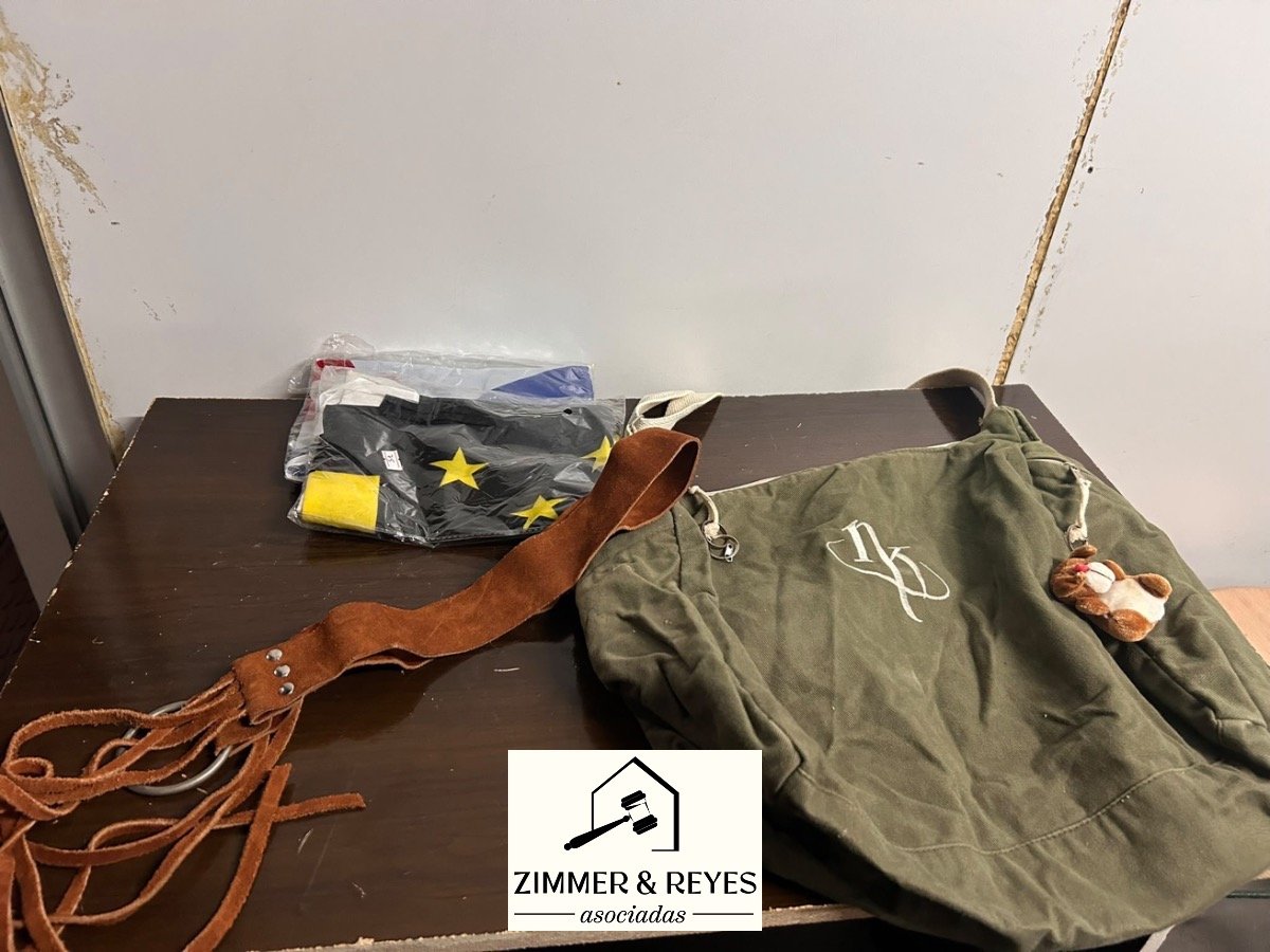 Bolso Verde, Cinturón de Cuero y Dos Banderas