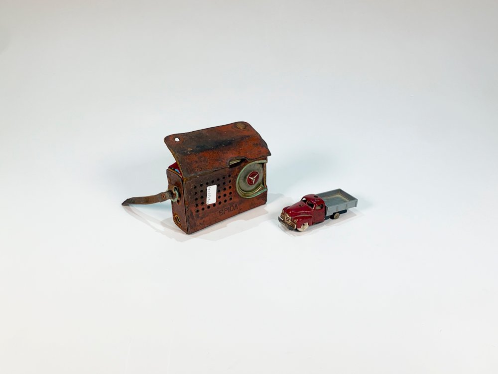 Camioncito Colección Schuco Rojo y Gris y Radio Portátil Spica Vintage