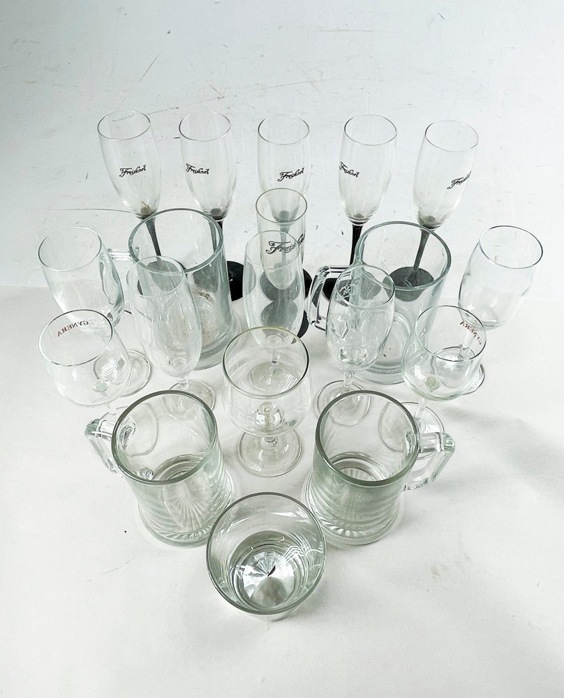 Cervecería para diecinueve copas y tres jarras - imagen 2