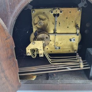 Antiguo Reloj de Sobremesa Junghans con Caja de Madera Curva y Maquinaria a la Vista - imagen 5