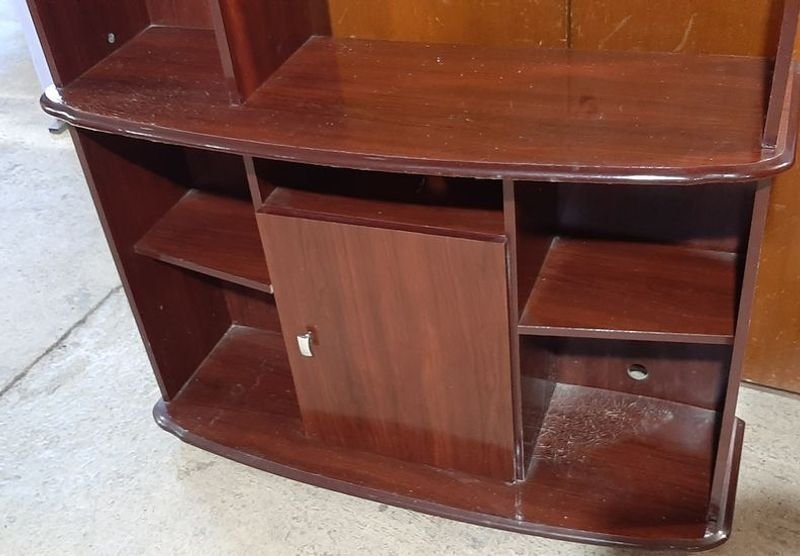 Aparador en MDF con puertas de vidrio y estantes - imagen 3