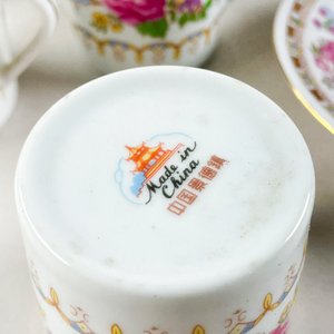 Juego de 8 Pocillos de Porcelana con Diseño Floral y 7 Platillos - imagen 4