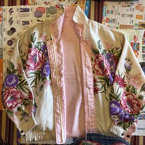 Conjunto de Ropa: Campera Floral Reversible, Pantalón Gris y Chal Tejido - imagen 7