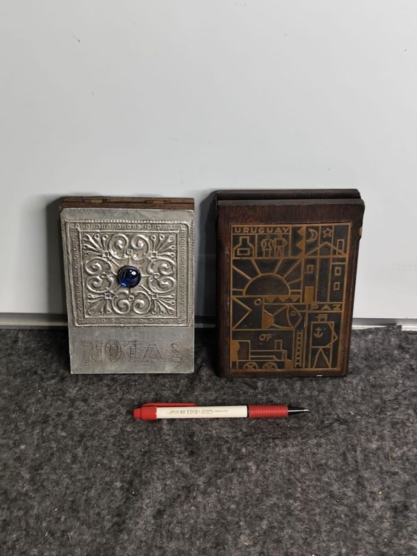 Dos Porta Libretas de Madera y Metal con Detalle en Bronce - imagen 1