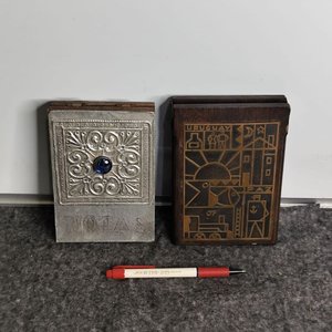 Lote anterior: Dos Porta Libretas de Madera y Metal con Detalle en Bronce