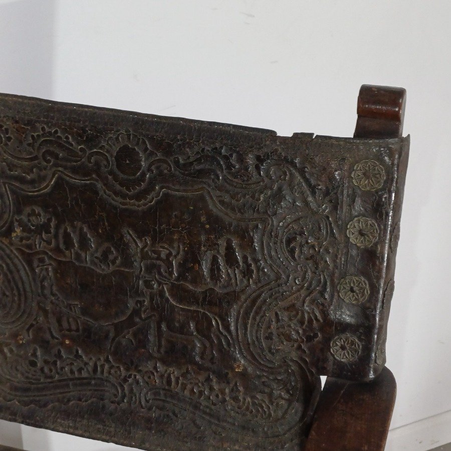 Sitial del siglo XVIII en madera y cuero con diseño campestre - imagen 10