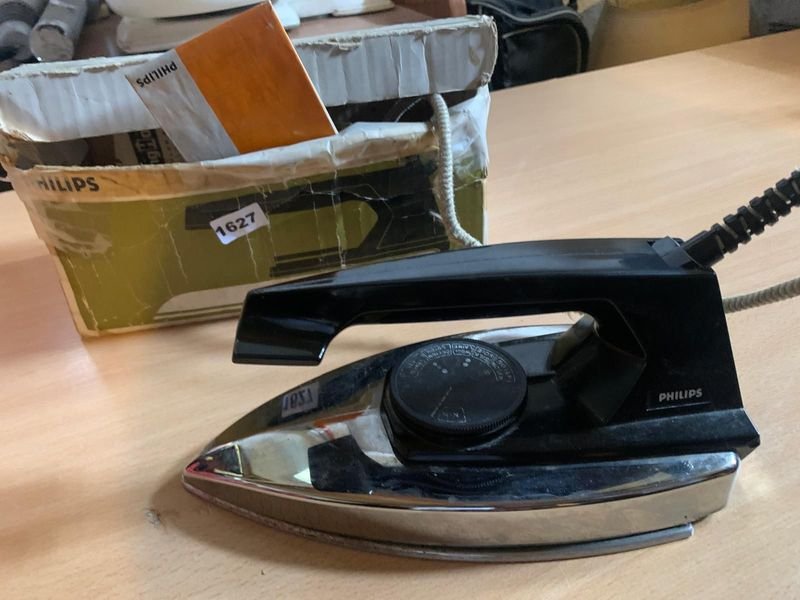 Lote siguiente: Plancha eléctrica Philips a la vista - Electrodomésticos