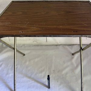 Mesa Plegable Metálica con Tapa de Madera - imagen 2