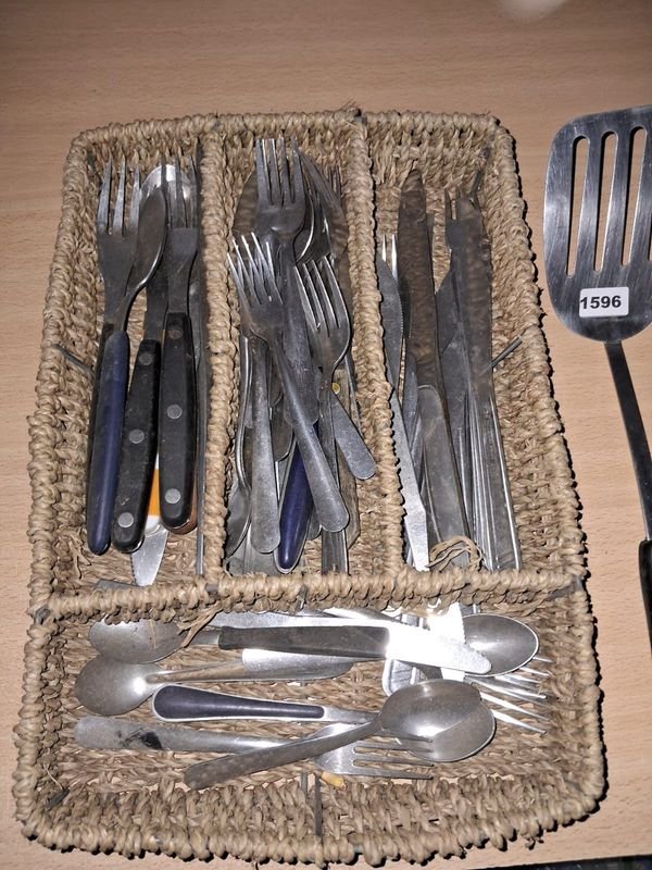 Lote siguiente: Gran lote de cubiertos con organizador y herramientas de cocina