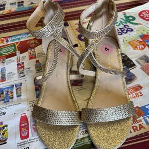 Lote siguiente: Sandalias D´Amne Vittadini Doradas con Brillo Talle 34/35