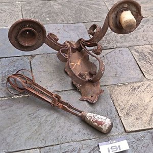 Antiguo Aplique de Pared de Hierro Forjado con Dos Velas y Batidor Manual - imagen 2