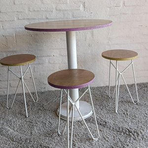 Mesa Redonda con Tres Taburetes Metálicos - imagen 4