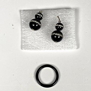 Par de Caravanas de Onix con Circonias y Anillo Negro - imagen 2