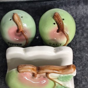 Juego de Salero, Pimentero y Servilletero de Cerámica con Forma de Manzana - imagen 3