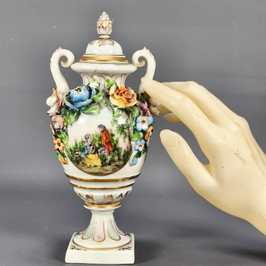 Vaso de porcelana con decoración floral y detalles pintados - imagen 3