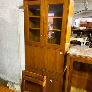 Mueble de madera con vitrina y cajones - imagen 2