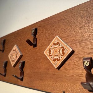 Perchero de Pared Rústico en Madera con Detalles Cerámicos y Ganchos de Hierro - imagen 7
