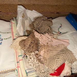 Lote de Manteles y Sábanas Antiguas con Bordados y Encajes - imagen 2