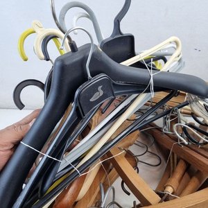 Lote de Perchas de Madera y Plástico en Varios Colores - imagen 3