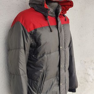 Campera Acolchada Millet Gris y Roja con Capucha - imagen 2